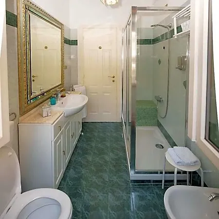 Le Tare Bed & Breakfast 4*
